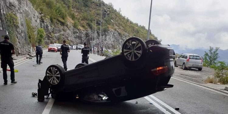 Kod tunela Mekavac prevrnulo se vozilo