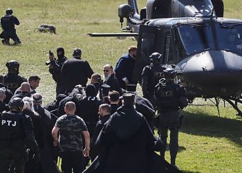 Piloti odbili da prevezu Joanikija i Porfirija