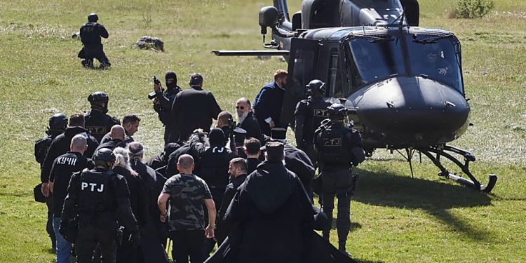 Piloti odbili da prevezu Joanikija i Porfirija