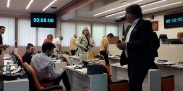 Radović prekinuo sjednicu, DF: Vlast u Budvi više ne postoji