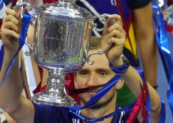 Medvedev gromovima iz servisa zaustavio Đokovića na putu do istorije