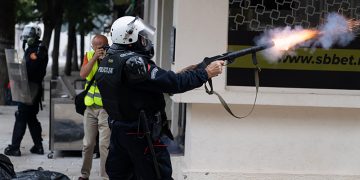 OBRT U VLADINOJ “GLUVOJ” SOBI: Ko je odobrio desant na Cetinje – Vučić ili Krivokapić?