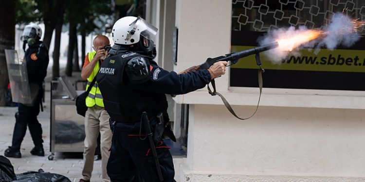 OBRT U VLADINOJ “GLUVOJ” SOBI: Ko je odobrio desant na Cetinje – Vučić ili Krivokapić?