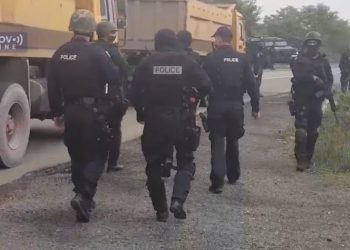 Narod blokirao Jarinje, pripadnici Rosu sa dugim cevima pretresaju građane