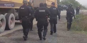 Narod blokirao Jarinje, pripadnici Rosu sa dugim cevima pretresaju građane