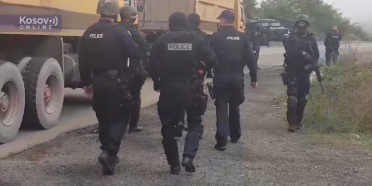 Narod blokirao Jarinje, pripadnici Rosu sa dugim cevima pretresaju građane