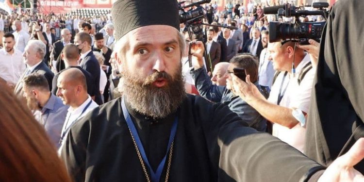 Sveštenik SPC napao fotoreporterku Pobjede