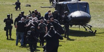 Suspendovani piloti koji su odbili da prevezu Joanikija i Porfirija