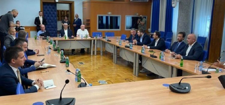 Šćekić: Nužan hitan sastanak predstavnika vlasti