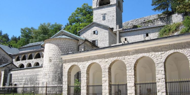 Vlada oduzela imovinu Prijestonici: Cetinjski manastir upisan je kao svojina SPC