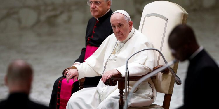 Papa Franjo govorio o “sramoti” crkve poslije izvještaja o zločinima nad djecom