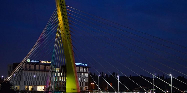 Most „Milenijum“ ponosno obasjan duginim bojama