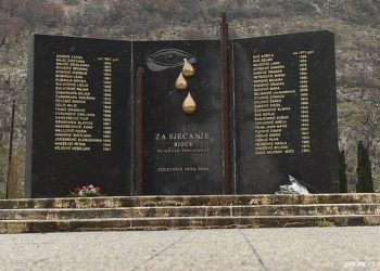 Oskrnavljena spomen ploča stradalima u nesreći na Bioču