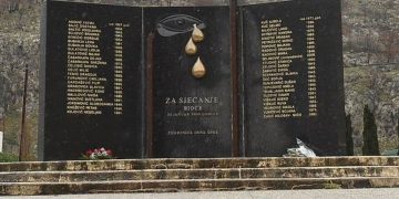 Oskrnavljena spomen ploča stradalima u nesreći na Bioču