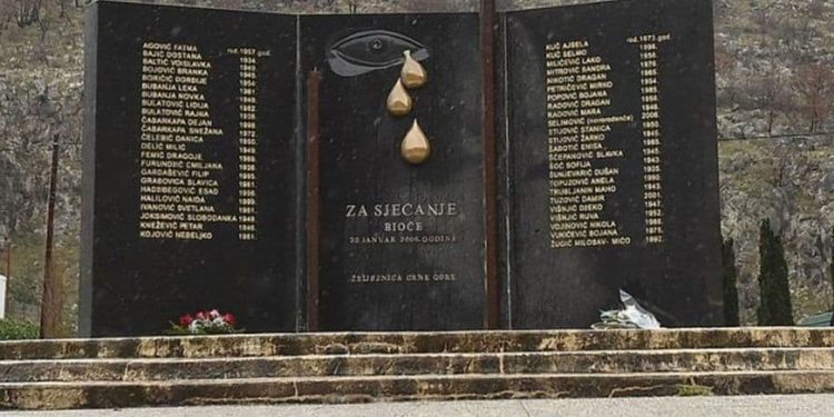 Oskrnavljena spomen ploča stradalima u nesreći na Bioču