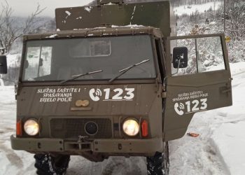 Vatrogasac spasio stariju ženu, po snijegu je transportovao do bolnice