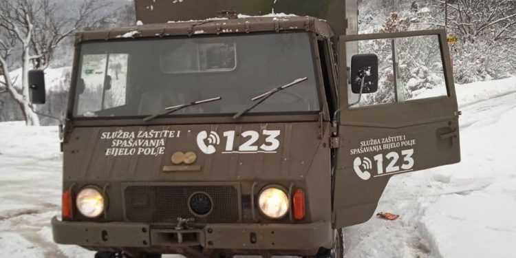 Vatrogasac spasio stariju ženu, po snijegu je transportovao do bolnice