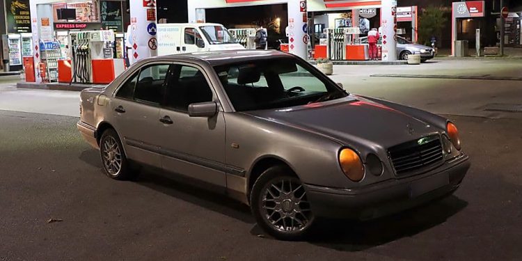 Sulude scene u Podgorici: Dobio udarce čekićem i sjekirom, pa napadača udario kolima