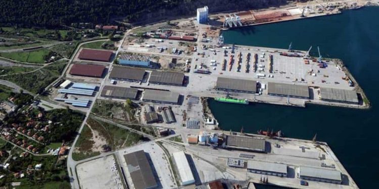 Ukradeno 11.000 paketa cigareta, iznošeni u šleperu nekoliko dana