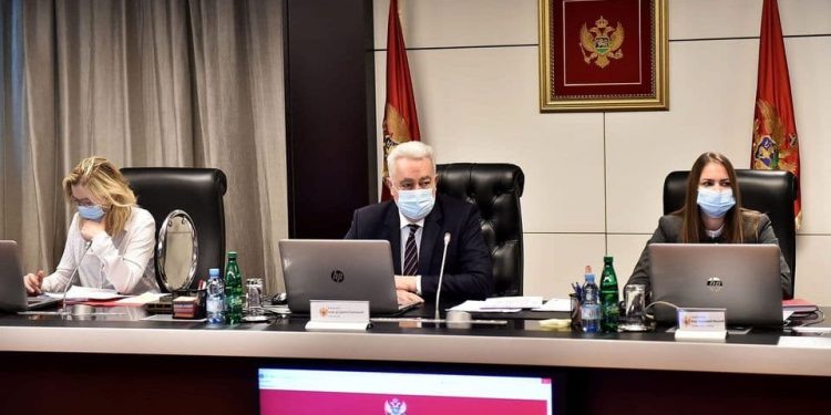 Kad premijer i ministri brukaju vlastitu državu