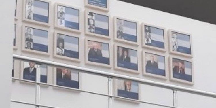 Kamere snimile ministarku da odnosi sliku, vratila je nakon pregovora