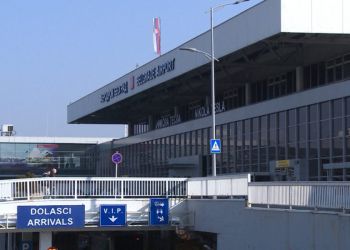 Avion za Moskvu vraćen u Beograd, specijalci pretražuju avion zbog dojave bombe