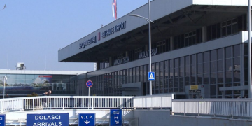 Avion za Moskvu vraćen u Beograd, specijalci pretražuju avion zbog dojave bombe