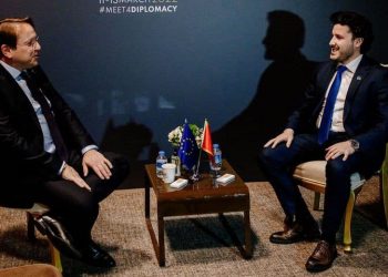 Abazović sa Varheljijem: Briselu treba stabilna Vlada koja će sprovesti neophodne reforme