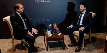 Abazović sa Varheljijem: Briselu treba stabilna Vlada koja će sprovesti neophodne reforme