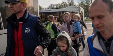 Evakuisani iz čeličane Azovstal: Bilo je strašno u bunkerima, samo želim da živim