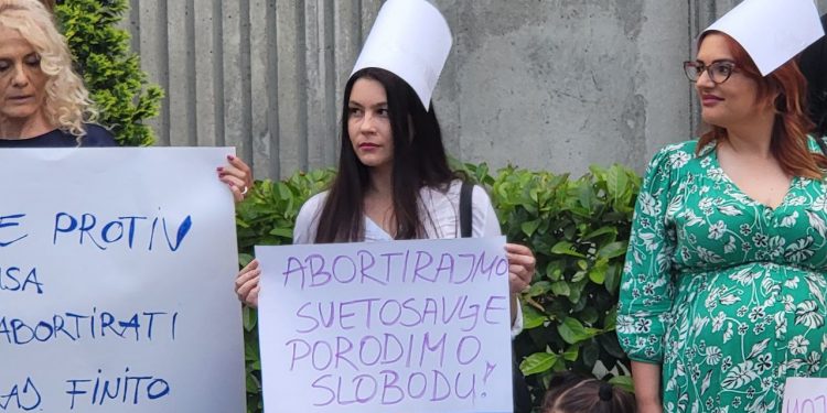 Ženi ženino, popu popovo