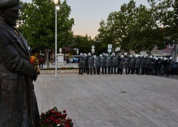 Bulatović puštio ekstremiste, Gorović suzavcem na građane