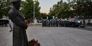 Bulatović puštio ekstremiste, Gorović suzavcem na građane