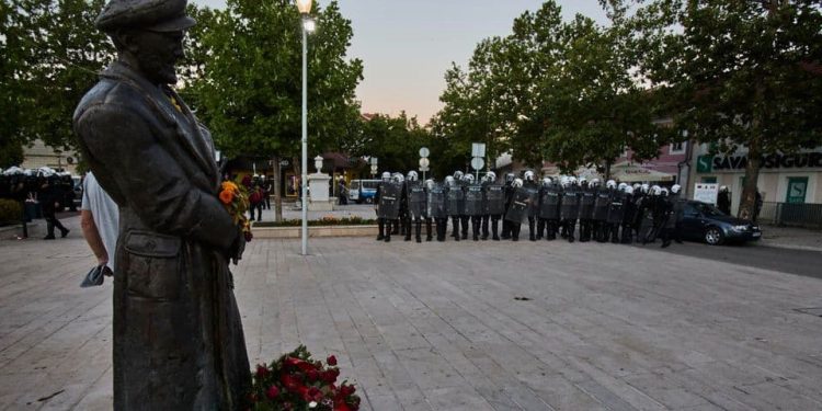 Bulatović puštio ekstremiste, Gorović suzavcem na građane