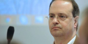 Veber: Zamrzavanje pregovora, ako se do kraja mjeseca ne izaberu sudije